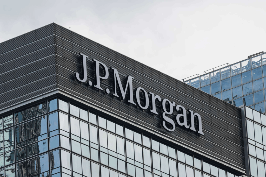 Logo của J.P. Morgan được trưng bày trên đỉnh tòa nhà Chater House tại Hồng Kông Logo của J.P. Morgan được trưng bày trên đỉnh tòa nhà Chater House tại Hồng Kông