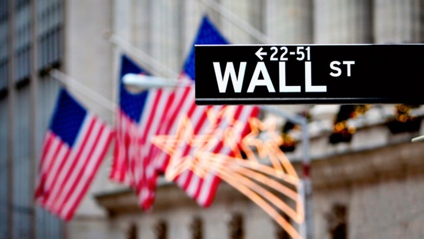Trump sa thải Cook làm dấy lên nghi ngại về tính độc lập của Fed Hình ảnh phố Wall với các lá cờ Hoa Kỳ ở phía sau