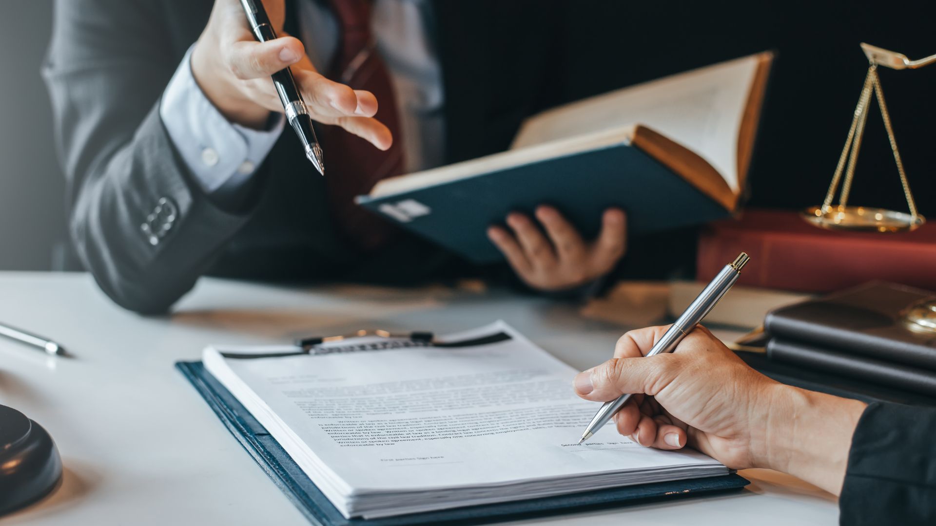 Tính pháp lý của HFT: Đây là hợp pháp hay thao túng thị trường? 