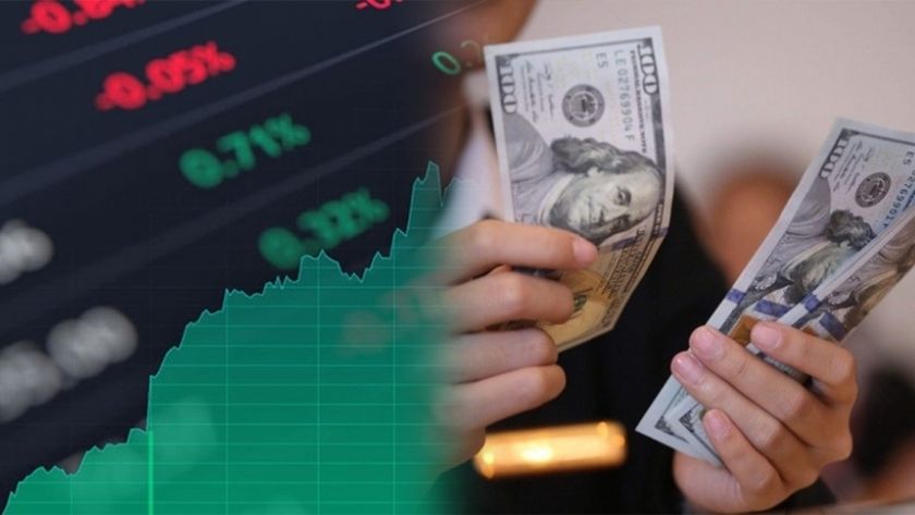 Đặc điểm của các loại tỷ giá khi giao dịch hình ảnh với hai phần, bên trái là bảng điện tử với các chỉ số và bên phải là một người đang đếm các tờ đô la