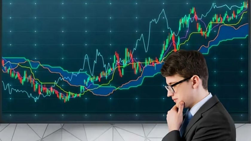 Kỷ luật là yếu tố cốt lõi để tạo nên các giao dịch hiệu quả Người đàn ông suy nghĩ bên cạnh biểu đồ giá thị trường